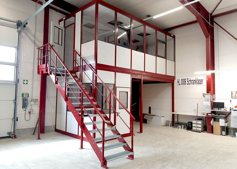 Doppelstöckiges Hallenbüro mit Treppe in rot-weißer Farbe