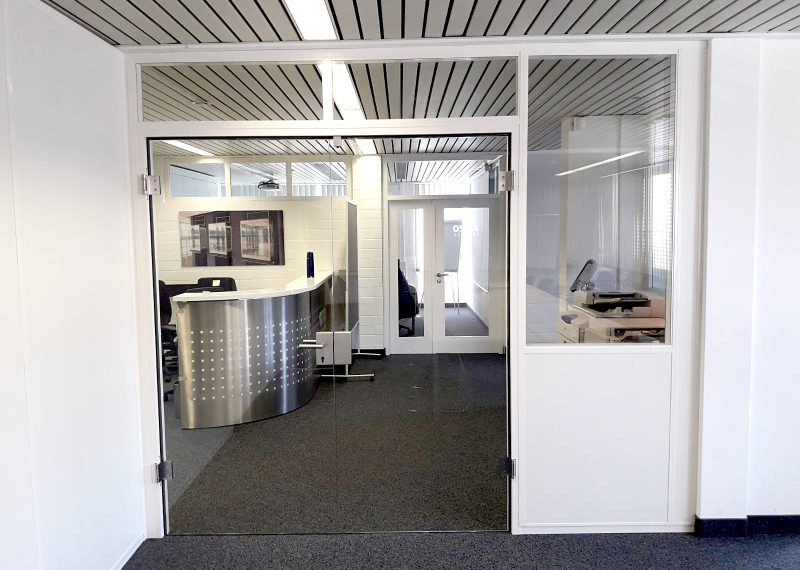 Glasdoppeltür eines Büros