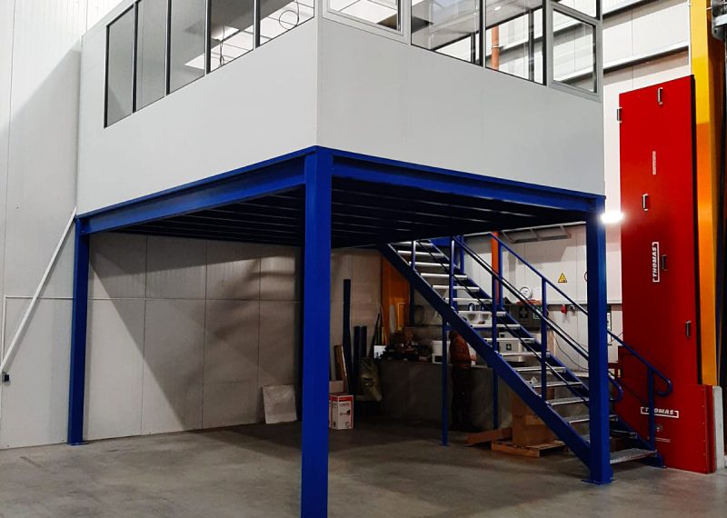 Hallenbüro auf blau-farbener Stahlbaubühne mit blau-farbenem Treppenaufgang